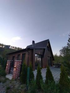 Cette petite maison dispose d'un toit noir et d'une terrasse. dans l'établissement Villa Piano - Cheerful 3-bedroom villa with BBQ grill, à Novoberdo