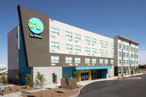um edifício de escritórios com o logótipo da empresa em Tru By Hilton El Paso Northeast em Homestead Meadows South