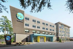 un edificio con il logo degli Ups di Tru By Hilton Savannah Midtown Ga a Savannah