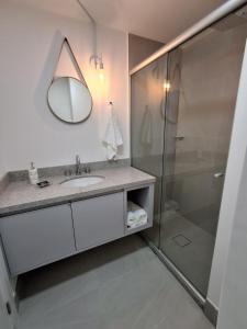 阿雷格里港的住宿－Lindo Studio NOVO no JP Redenção - Rofftop com vista espetacular，浴室配有盥洗盆和带镜子的淋浴