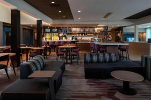 a restaurant with couches and tables and a bar at Courtyard by Marriott Nashville Brentwood in Brentwood