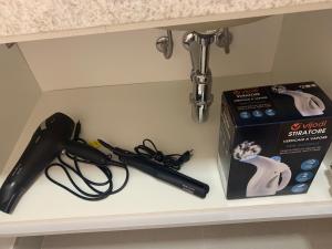 een plank met een haardroger en een doos erop bij Lindo Studio NOVO no JP Redenção - Rofftop com vista espetacular in Porto Alegre