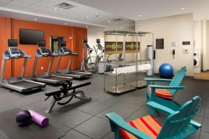 een fitnessruimte met stoelen en fitnessapparatuur in een kamer bij Hampton Inn Louisville East Hurstbourne in Louisville
