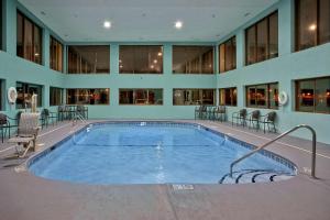 a swimming pool in the middle of a building at Hampton Inn Sevierville in Sevierville