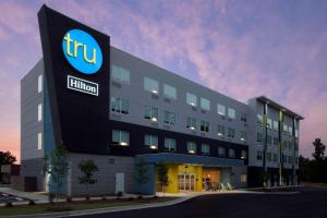 un edificio con il logo delle informazioni. di Tru By Hilton Tallahassee Central a Tallahassee