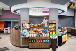 uma loja com alimentos e bebidas em exposição em Tru By Hilton Tallahassee Central em Tallahassee