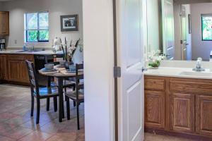 Nhà bếp/bếp nhỏ tại Cowboys & Angels - Classic Sedona style w/great location +21 ảnh
