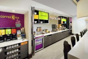 una cafetería con barra y sillas en Home2 Suites by Hilton Louisville East Hurstbourne, en Louisville