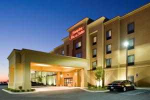 un hotel con un'auto parcheggiata in un parcheggio di Hampton Inn & Suites Tupelo/Barnes Crossing a Tupelo