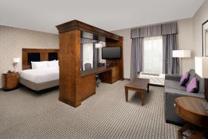 una grande camera d'albergo con letto e televisore di Hampton Inn & Suites Tupelo/Barnes Crossing a Tupelo
