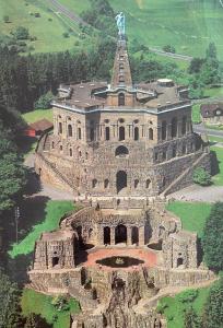 um grande edifício com uma estátua em cima dele em Apartment Blick auf Schloss Herkules Kassel em Kassel