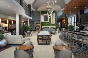 um átrio de um hotel com mesa e cadeiras em Embassy Suites by Hilton Knoxville West em Knoxville
