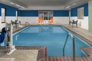 una gran piscina con sillas y una mesa en Hampton Inn Knoxville-East, en Knoxville