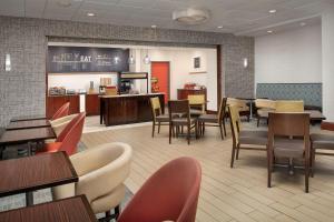 a restaurant with chairs and tables and a counter at Hampton Inn Knoxville-East in Knoxville
