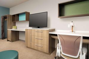 Home2 Suites By Hilton Las Cruces的电视和/或娱乐中心