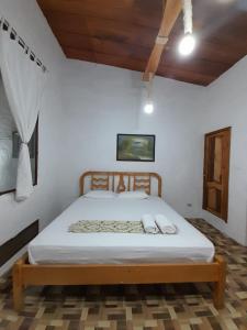 a bedroom with a bed in a room at Sky Blue Hospedaje in Puerto Villamil