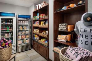 un pasillo de la tienda con comida y bebida en Hampton Inn Knoxville-East en Knoxville