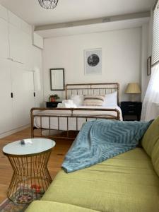 een woonkamer met een bank en een bed bij Cosy Shoreditch flat in Londen