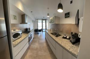 Kuchyň nebo kuchyňský kout v ubytování Depto 3 amb zona Guemes con cochera, balcón a la calle con parrilla a gas