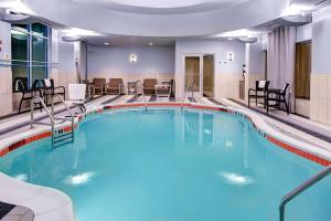 una piscina in una stanza d'albergo con tavoli e sedie di Hampton Inn & Suites by Hilton Atlanta Perimeter Dunwoody ad Atlanta