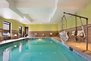 a large swimming pool in a hotel room at Hampton Inn & Suites Laurel in Laurel