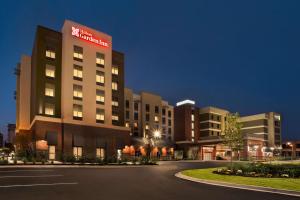 uma representação de um hotel à noite em Hilton Garden Inn Downtown Birmingham em Birmingham