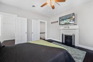 ピーターズバーグにあるWest High 3BR Private Backyard Petersburg Gemのベッドルーム(ベッド1台、暖炉、テレビ付)