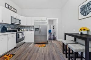ピーターズバーグにあるWest High 3BR Private Backyard Petersburg Gemのキッチン(ステンレス製の冷蔵庫、テーブル付)