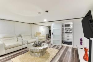 ein Wohnzimmer mit einem Sofa und einem TV in der Unterkunft Lush West Park Escape with Pool Access! in Miami Gardens