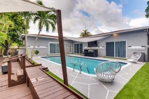- une piscine dans l'arrière-cour d'une maison dans l'établissement Lush West Park Escape with Pool Access!, à Miami Gardens