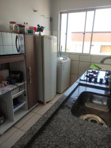 cocina con 2 neveras y fregadero en Apto Recanto Aconchego (B-E 32), en Rio Verde