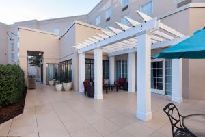 un patio al aire libre con una pérgola blanca en Homewood Suites by Hilton Huntsville-Village of Providence en Huntsville