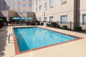 ハンツビルにあるHomewood Suites by Hilton Huntsville-Village of Providenceの建物前の大型スイミングプール