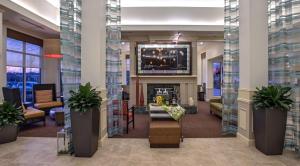 een lobby van een hotel met een open haard bij Hilton Garden Inn Huntsville/Space Center in Huntsville