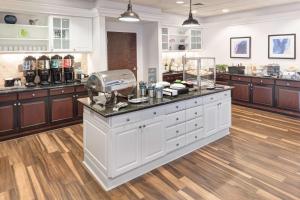 una gran cocina con una gran encimera blanca en Homewood Suites by Hilton Huntsville-Village of Providence, en Huntsville