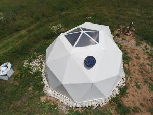 uma visão geral de um guarda-chuva branco num campo em Forest Domes em Setúbal