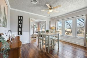 Il comprend une salle à manger et un salon avec un ventilateur de plafond. dans l'établissement Quaint Cottage downtown Waco close to Magnolia, Baylor uni., Cameron Park Zoo..., à Waco