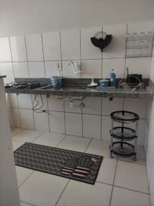 eine Küche mit einer Spüle und einer Arbeitsplatte in der Unterkunft Apto Recanto Aconchego (B-E 32) in Rio Verde