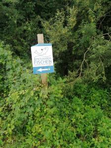 una señal en un poste en un campo de arbustos en Hof Notburga - Erholung, Ruhe & Natur pur, 