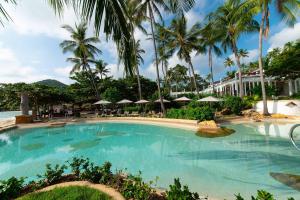 茶云莱海滩Sheraton Samui Resort的棕榈树度假村的游泳池