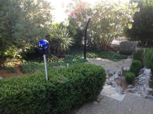 una palla blu su un palo in un giardino di Villa Manja a Pirovac (Slosella)