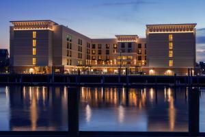 - un grand bâtiment à côté d'une étendue d'eau dans l'établissement Homewood Suites by Hilton St Augustine San Sebastian, à Saint Augustine