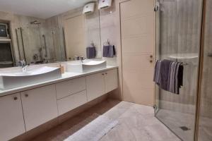 Een badkamer bij Exclusive apartments