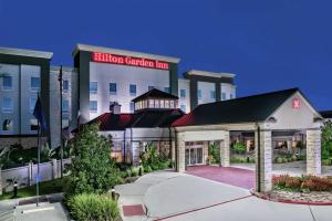 Elle offre une vue sur le jardin de l'hôtel. dans l'établissement Hilton Garden Inn Victoria, à Victoria