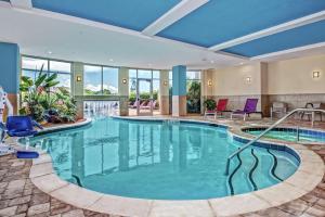 ビクトリアにあるHilton Garden Inn Victoriaの青い天井のホテル内の大きなプールを提供しています。
