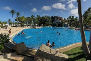 eine Gruppe von Personen in einem Schwimmbad in einem Resort in der Unterkunft Casa en Caribbean con Wifi in Tucacas