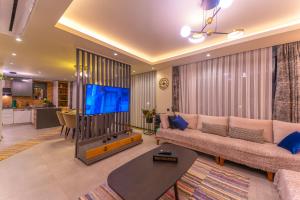 A television and/or entertainment centre at Villa Kazarman, Kalkan’ın kalbinde denize, merkeze