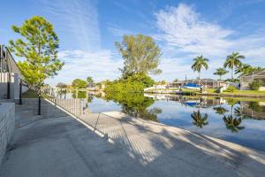 Bazén v ubytování Waterfront Private Getaway with Pool & Gulf Access nebo v jeho okolí