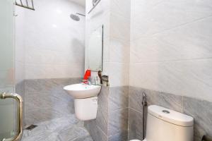 胡志明市的住宿－Mai Phương - RUBY SAIGON HOTEL，一间带卫生间和水槽的浴室