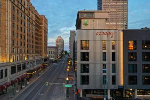 孟菲斯Canopy By Hilton Memphis Downtown的城市街道与建筑的景观